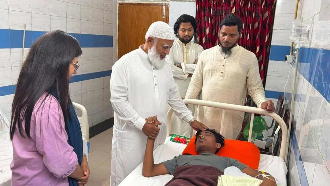 চোখ হারানো এনসিপি কর্মী আলিফকে হাসপাতালে দেখতে গেলেন জামায়াত আমির